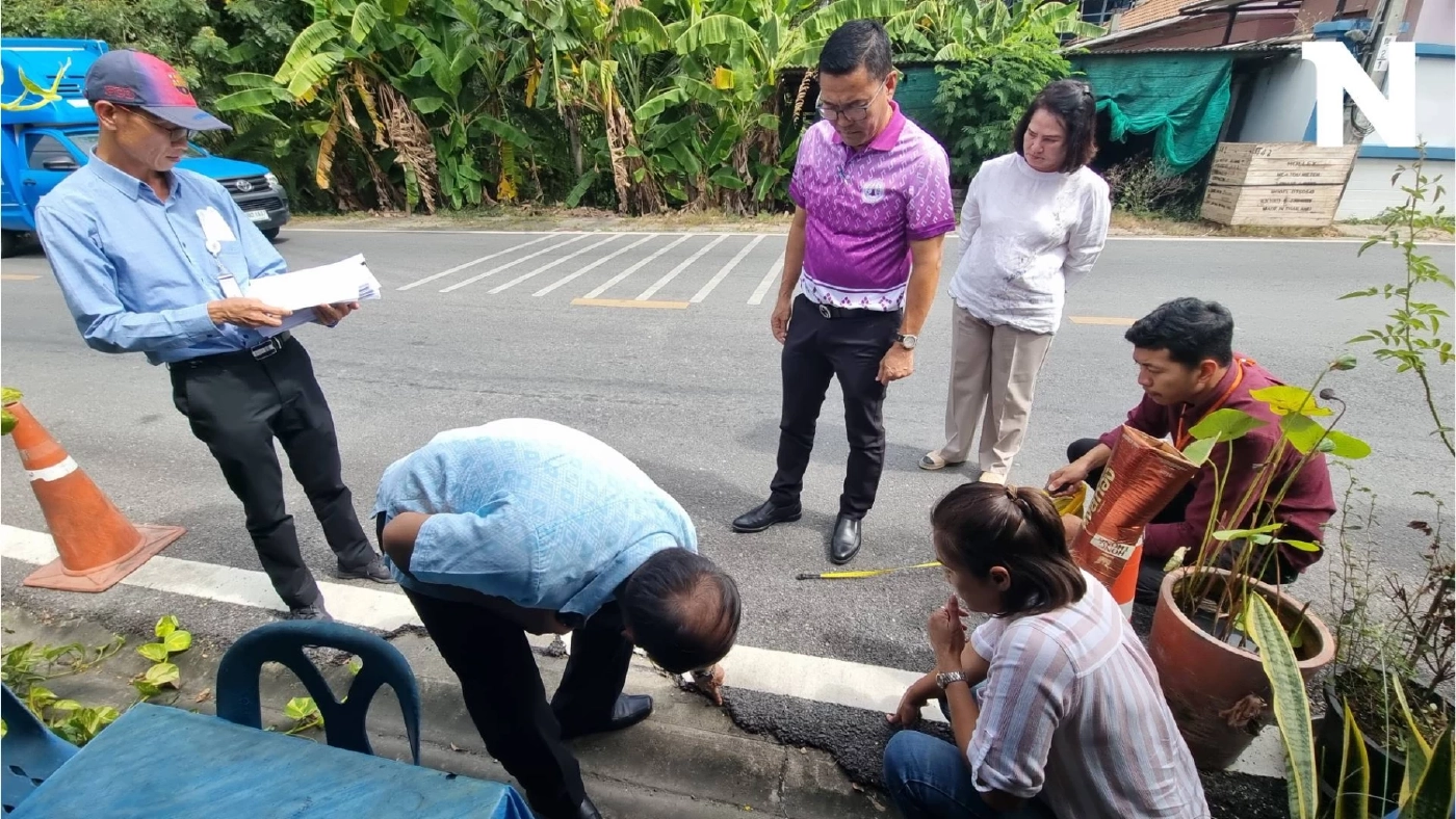 เพจดังโพสต์ภาพถนน ย่านนนทบุรี ลาดยางหนาไม่ถึง 5 ซม.ไม่ตรงตามป้ายโครงการบอก