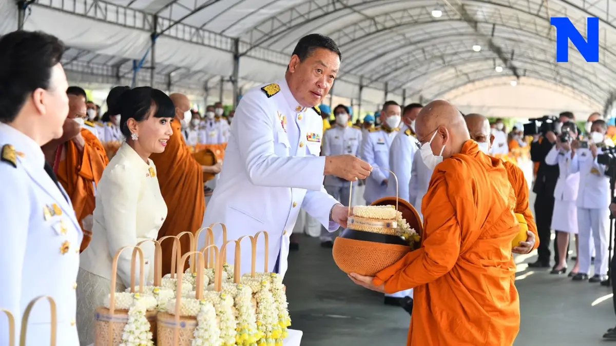 นายกฯ เป็นประธานพิธีเจริญพระพุทธมนต์ ทำบุญตักบาตร เนื่องในวันที่ 5 ธันวาคม