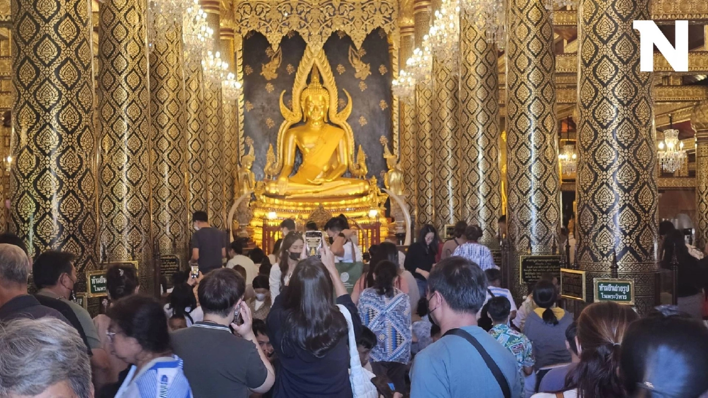 นักท่องเที่ยวแวะกราบไหว้ขอพร "พระพุทธชินราช" ช่วงวันหยุดยาวคึกคัก