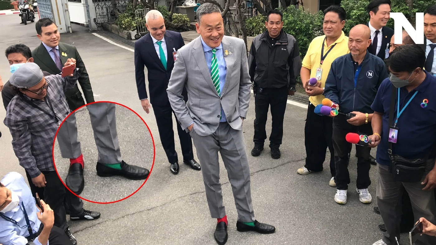 "เศรษฐา สไตล์" บุกรังสื่อทำเนียบ วันคริสต์มาส พร้อมโชว์ถุงเท้าเขียว-แดง