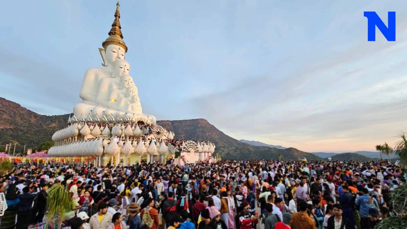 ผู้คนหลั่งไหล แห่ทำบุญแน่น วัดพระธาตุผาซ่อนแก้ว ช่วงหยุดยาวปีใหม่