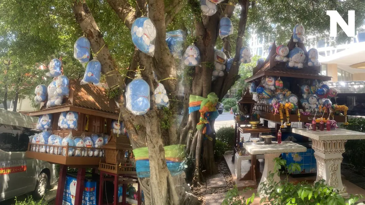 พลังนุ่มนิ่ม สถานทูตญี่ปุ่นปลื้ม คนไทยนำตุ๊กตาโดราเอมอน ถวายศาลหน้าโรงแรมดัง