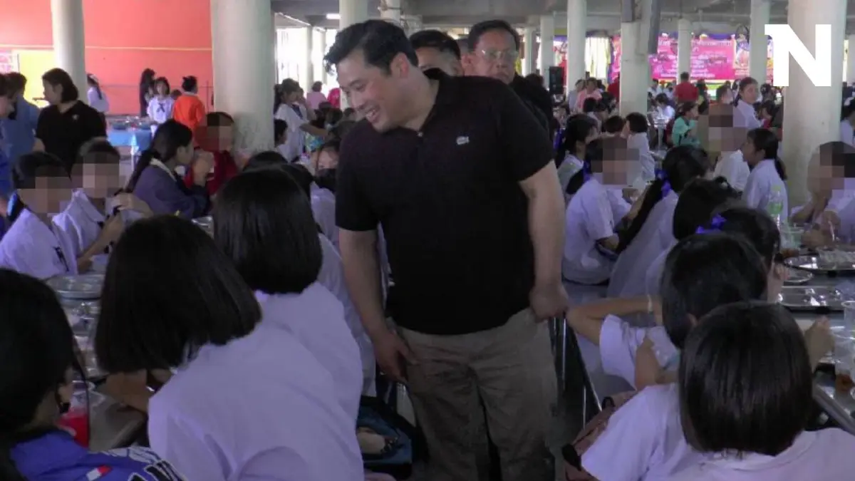 "ท่านอ้น" มอบสิ่งของและเลี้ยงอาหารเด็กวัดสระแก้ว พร้อมพูดให้กำลังใจเด็ก ๆ