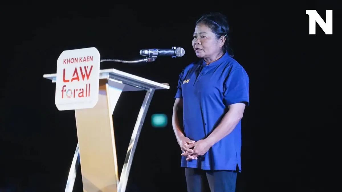 ดีต่อใจ คณะนิติศาสตร์ มข. เชิญแม่บ้านขึ้นเวที อวยพรให้บัณฑิตใหม่