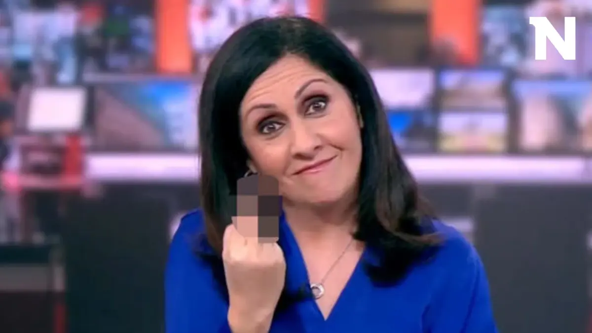 ผู้ประกาศ BBC ขอโทษ ไม่ได้ตั้งใจ 'โชว์นิ้วกลาง' ออกอากาศ ผู้ประกาศ BBC ขอโทษ ไม่ได้ตั้งใจ 'โชว์นิ้วกลาง' ออกอากาศ