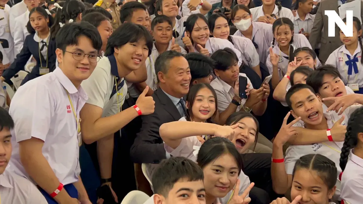 รุมกรี๊ด-ขอถ่ายรูป นายกฯ พร้อมตะโกน "ผมเชียร์ ลิเวอร์พูลครับ" (มีคลิป)