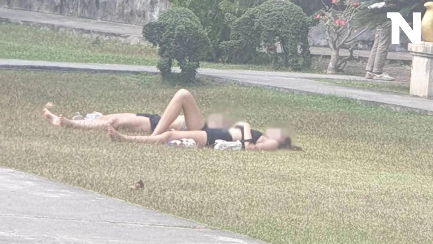 วัดดัง จ.เชียงใหม่ แจงภาพนักท่องเที่ยว นุ่งสั้นนอนอาบแดด เชื่อไม่รู้วัฒนธรรม