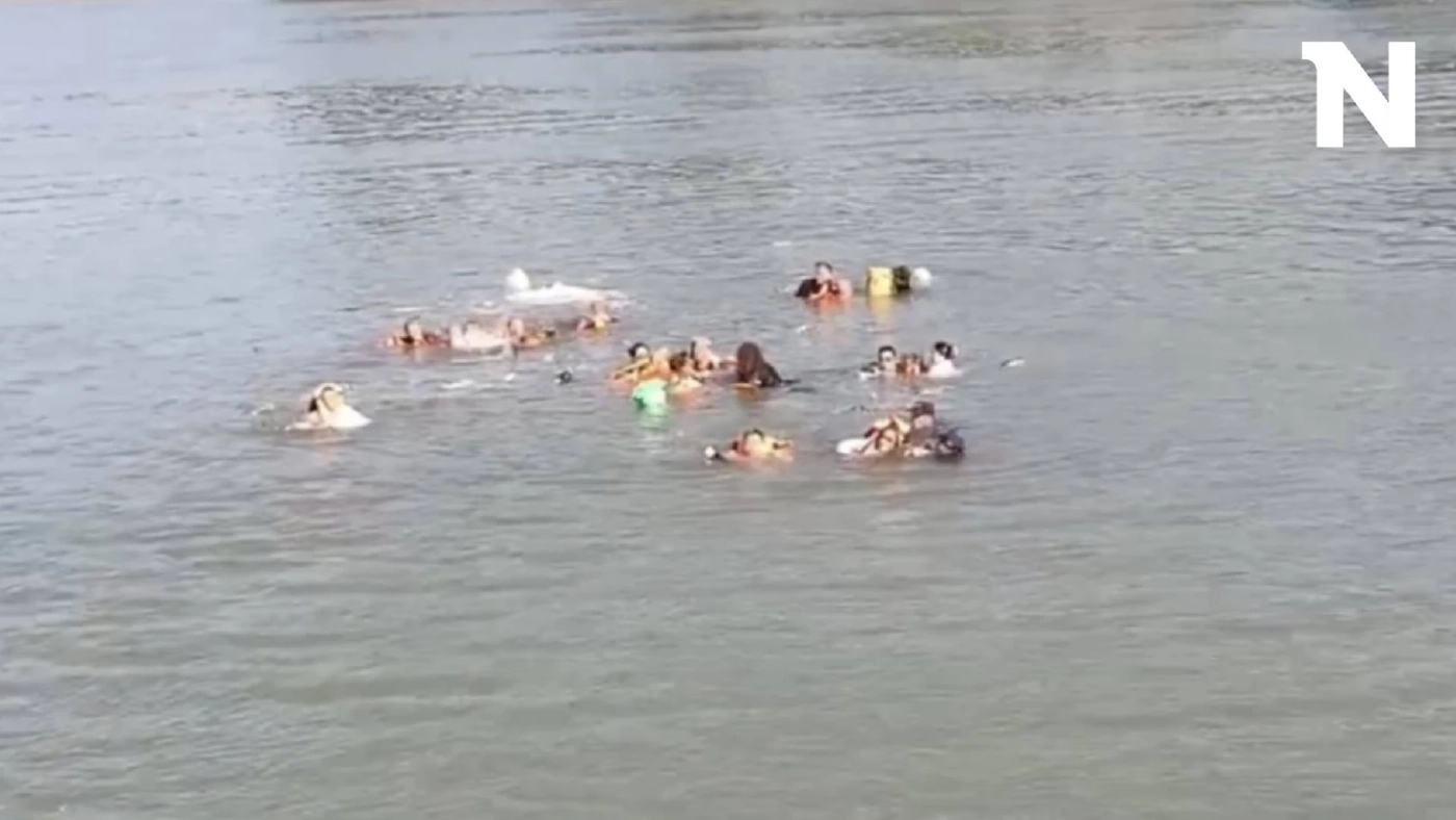 เรือลอยอังคาร ล่มกลางแม่น้ำโขง พระ-ญาติโยม 22 ชีวิต ลอยคอกลับเข้าฝั่ง