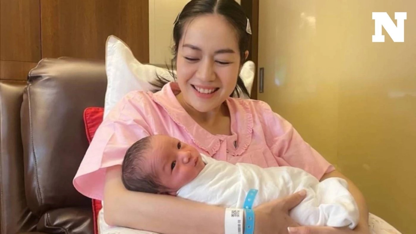 ส่องความหล่อ "น้องสเปซ" ลูกชาย "พ่อเป๊ก-แม่นิว" ชาวเน็ตชมหน้าตาดีแต่เกิด