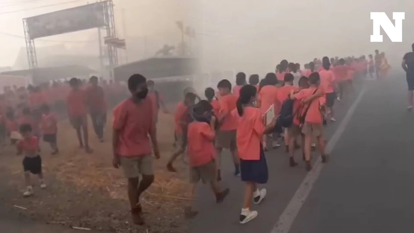 ครู-นักเรียน อพยพหนีควันไฟ หลังวัยรุ่นเผาป่า ลามติดไร่อ้อยข้างโรงเรียน