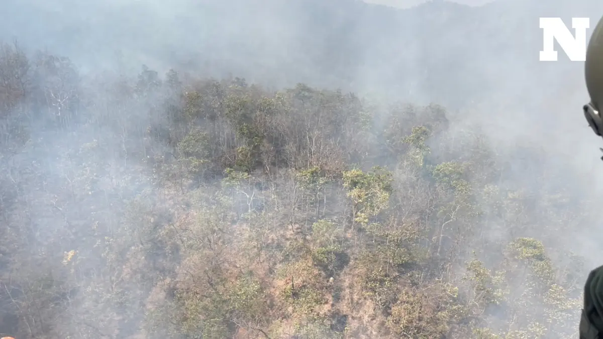 ไฟป่า "เชียงใหม่" ยังวิกฤต ทำค่าฝุ่น PM 2.5 พุ่ง เจ้าหน้าที่ระดมดับไฟ