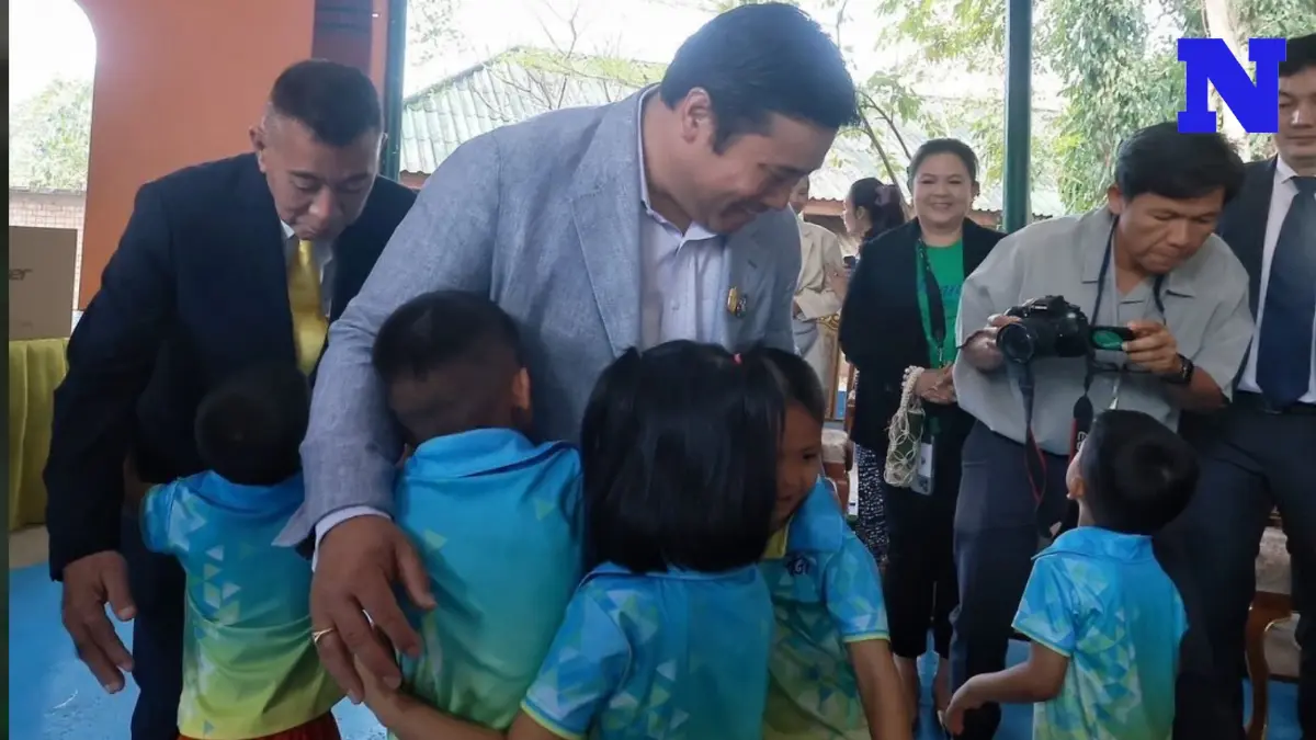 "ท่านอ้น" มอบทุน-คอมฯ ให้นักเรียนเมืองกาญจน์ โพสต์ไม่ทิ้งใครไว้ข้างหลัง