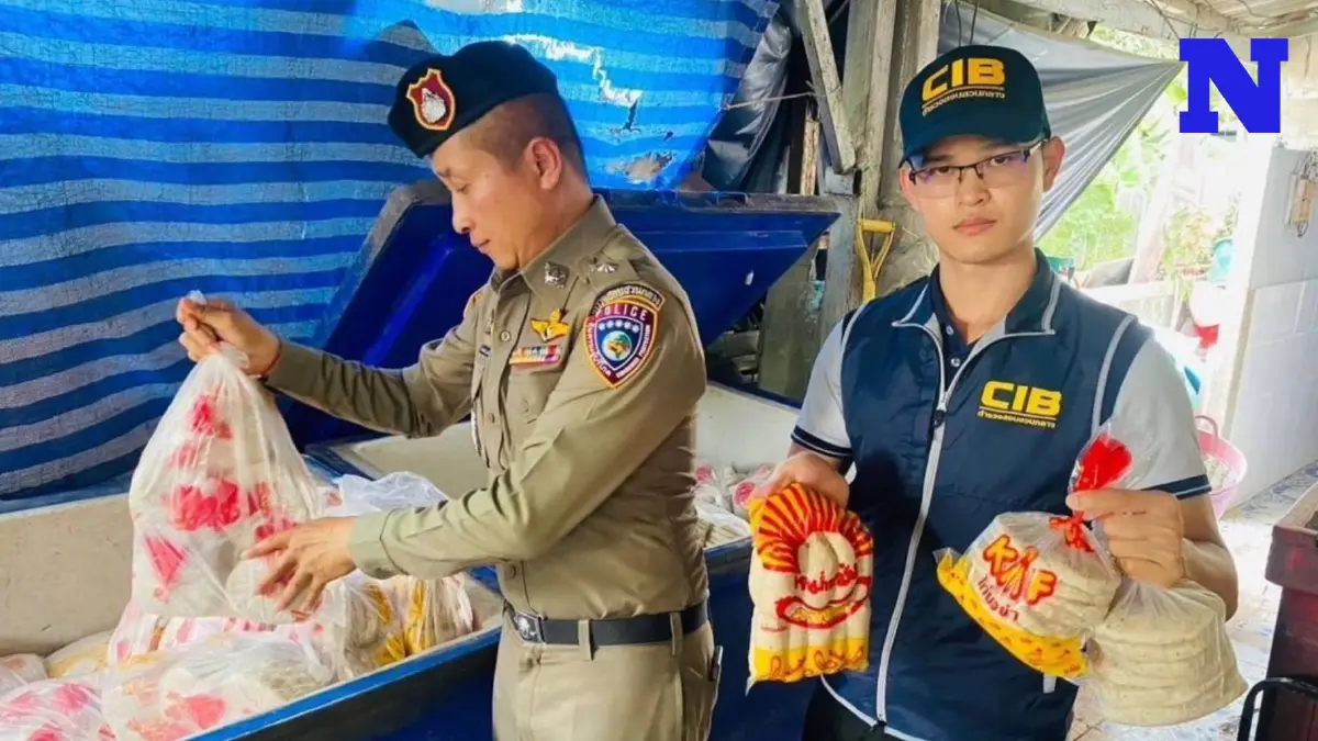 ตำรวจ ปคบ. บุกแหล่งผลิตไก่ยอ ไส้กรอกอีสานเถื่อน อึ้ง! เจอกองอุนจิน้องหมาบนพื้นโรงงาน