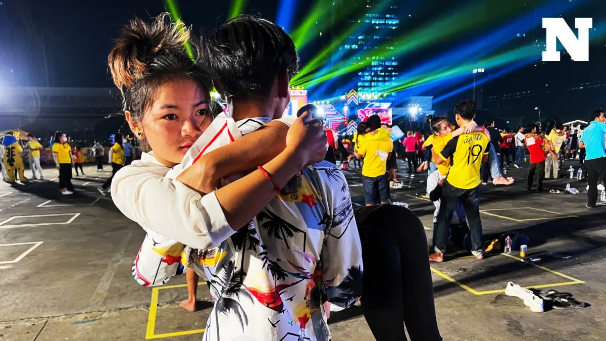 กัมพูชาพิสูจน์รักทรหด สามีอุ้มภรรยาทำลายสถิติโลก กัมพูชาพิสูจน์รักทรหด สามีอุ้มภรรยาทำลายสถิติโลก