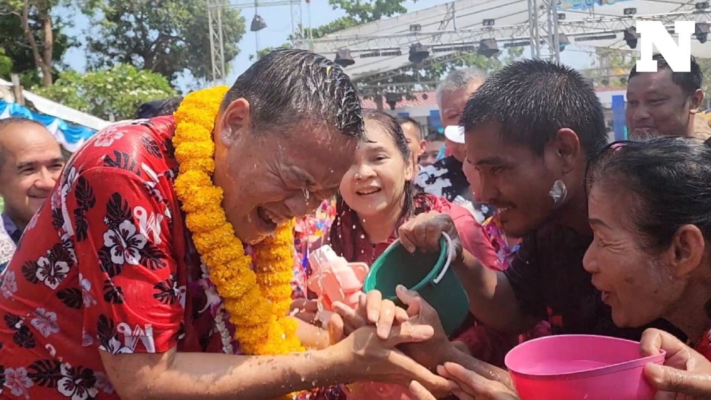 นายกฯ เปิดงานสงกรานต์หัวหิน ร่วมสาดน้ำกับประชาชน-นักท่องเที่ยว บรรยากาศคึกคัก