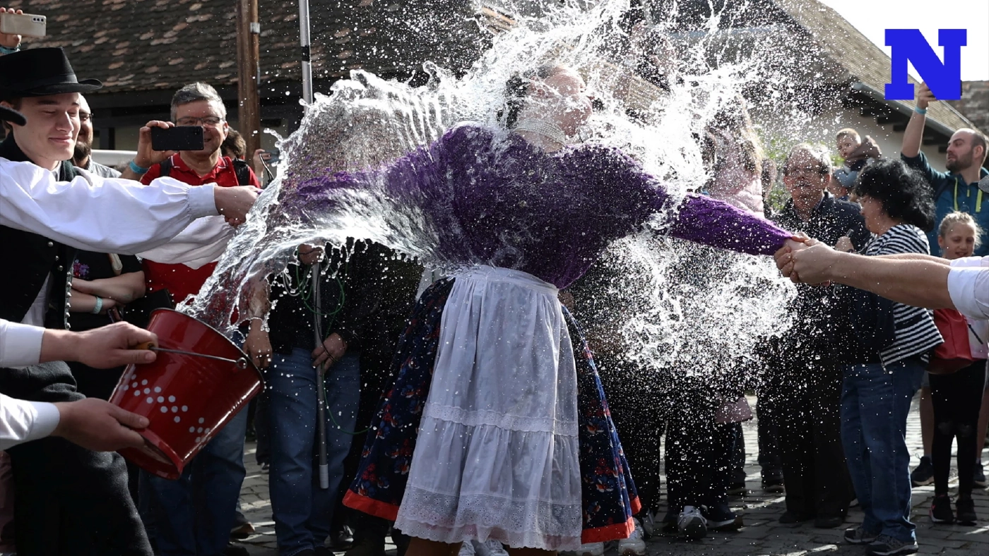 ประเพณีสุดแปลก จับหญิงสาวมาสาดน้ำเย็นใส่ในเทศกาลอีสเตอร์ ประเพณีสุดแปลก จับหญิงสาวมาสาดน้ำเย็นใส่ในเทศกาลอีสเตอร์
