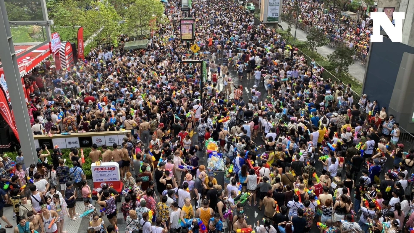 นทท. แห่เล่นน้ำ "สงกรานต์สีลม" วันสุดท้าย ด้าน กทม. ปิดถนนให้สาดฉ่ำถึง 2 ทุ่ม