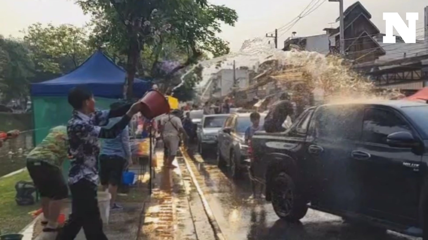 สงกรานต์เชียงใหม่คึกคัก คนแห่เล่นสาดน้ำรอบคูเมือง เปียกปอนชุ่มฉ่ำไปตามๆกัน