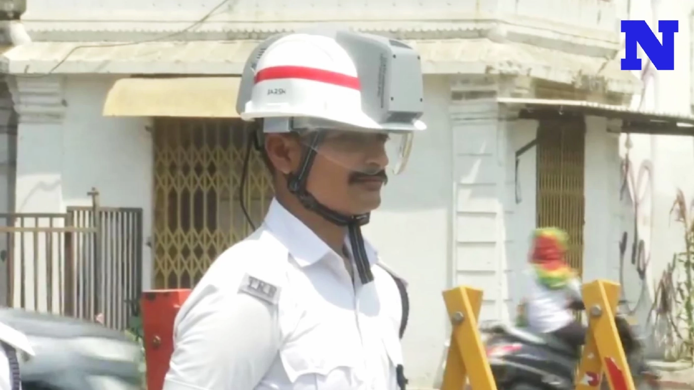 ตำรวจจราจรอินเดียสวม "หมวกกันน็อคติดแอร์"