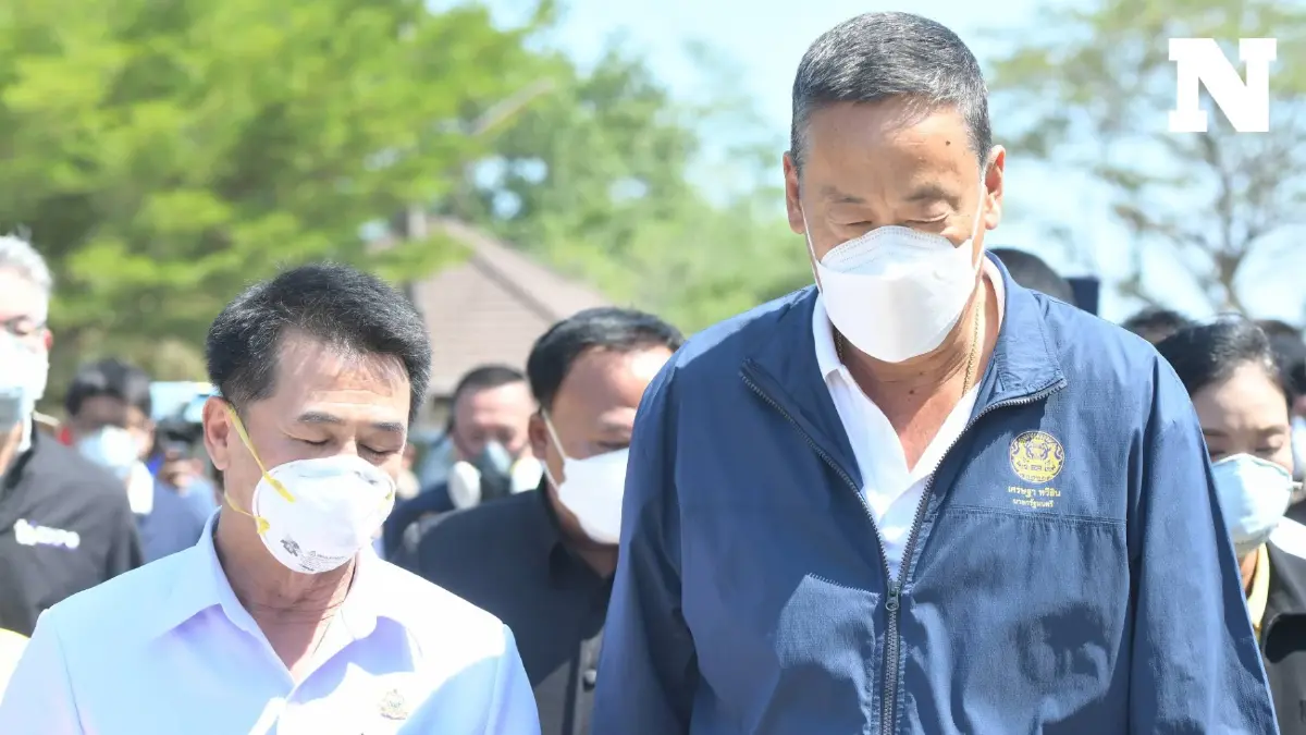 "นายกฯ" ลงพื้นที่ตรวจโรงงานไฟไหม้สารเคมี จ.ระยอง ชาวบ้านชูป้าย เอาขยะพิษออกไป