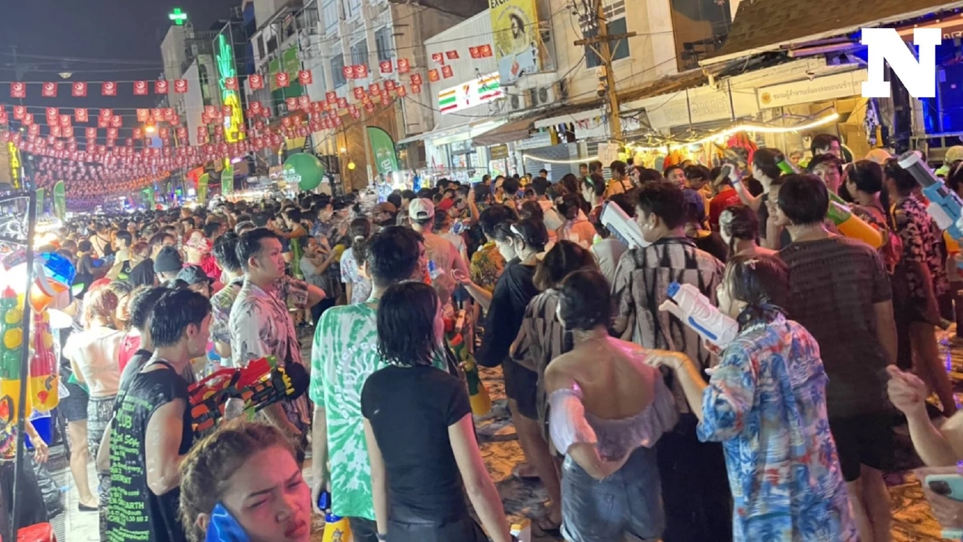 บรรยากาศ "สงกรานต์ถนนข้าวสาร" นักท่องเที่ยวแห่เล่นน้ำวันสุดท้ายคึกคัก บรรยากาศ "สงกรานต์ถนนข้าวสาร" นักท่องเที่ยวแห่เล่นน้ำวันสุดท้ายคึกคัก