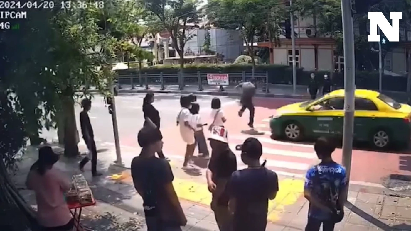 อีกแล้ว! แท็กซี่ฝ่าไฟแดงชนคนข้ามทางม้าลาย ลอยกระแทกพื้นเจ็บสาหัส