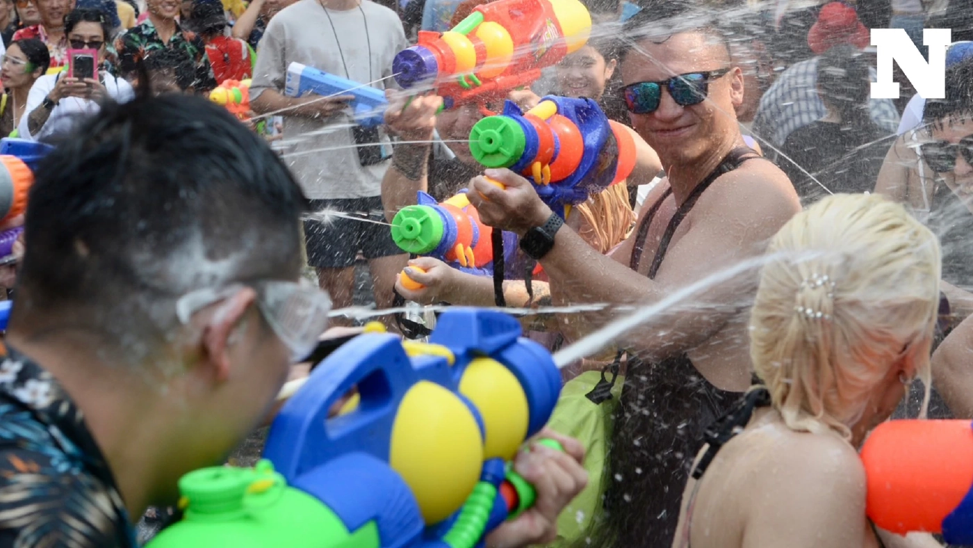 "สามย่าน ถนนสงกรานต์" ปิดจุฬาฯซอย 5 เล่นน้ำทั้งถนนเป็นครั้งแรก ฉ่ำ! 3 วันเต็ม