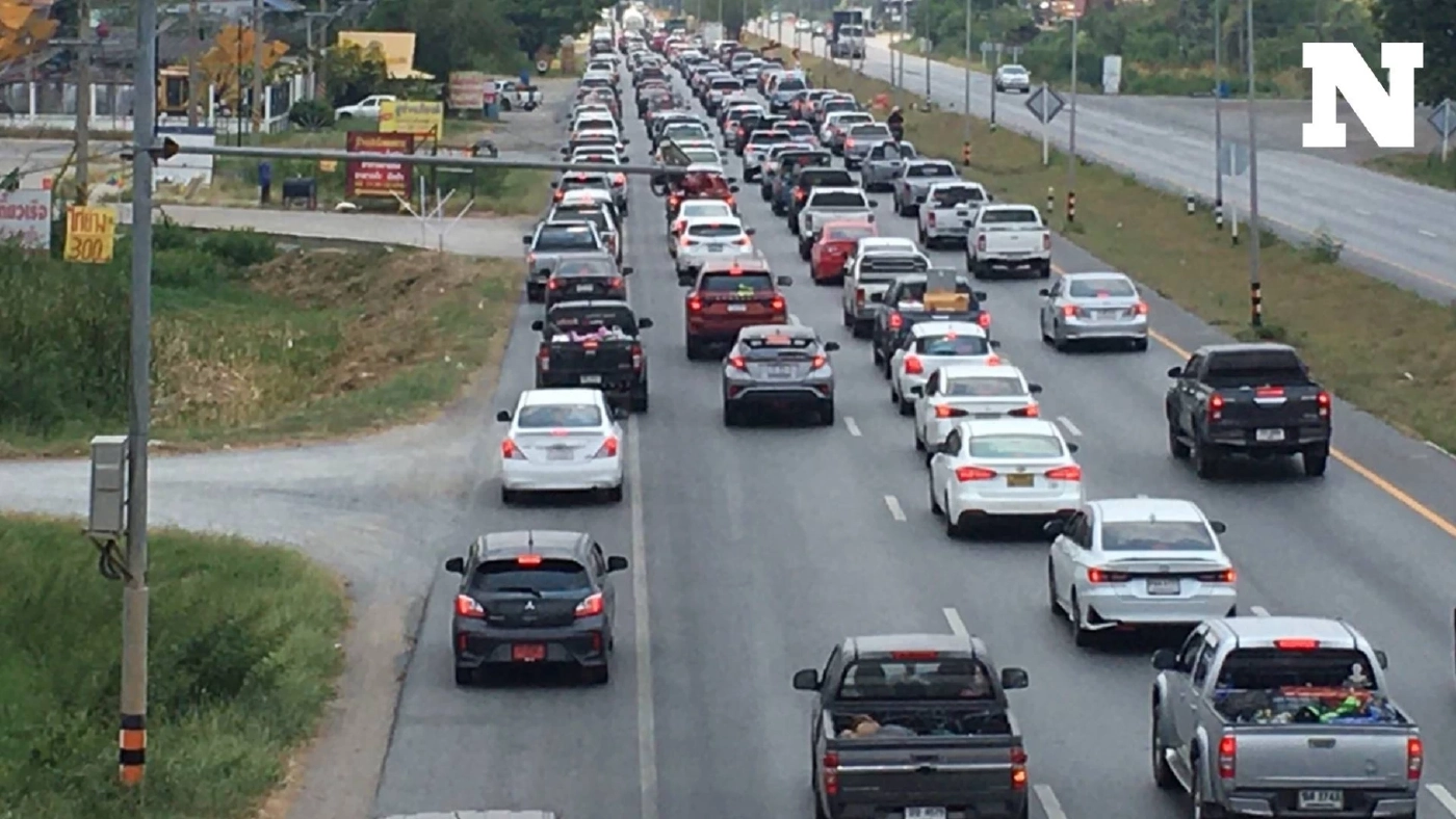 ถนนมิตรภาพรถแน่น! คนแห่กลับ กทม. ช่วง อ.โนนสูง โคราช ติดสะสมยาวหลายกิโลเมตร