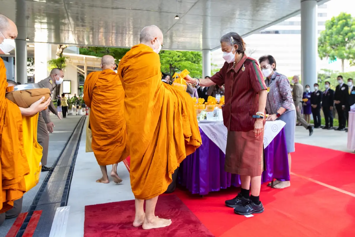 กรมสมเด็จพระเทพฯ เสด็จฯทรงบาตร เนื่องในโอกาสวันสถาปนา ร.พ. จุฬาลงกรณ์