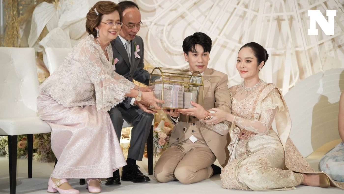 ส่องสินสอด "แก้มบุ๋ม-พีท กันตพร" หลังเข้าพิธีหมั้นหวานชื่น ส่องสินสอด "แก้มบุ๋ม-พีท กันตพร" หลังเข้าพิธีหมั้นหวานชื่น