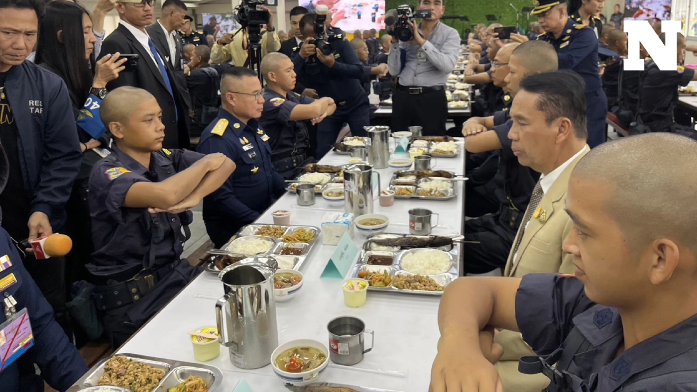 "สุทิน" กินข้าวกับทหารเกณฑ์ ถามเหมือนมื้ออื่นไหม ย้ำไม่เอาข้าว 10 ปี ให้กิน