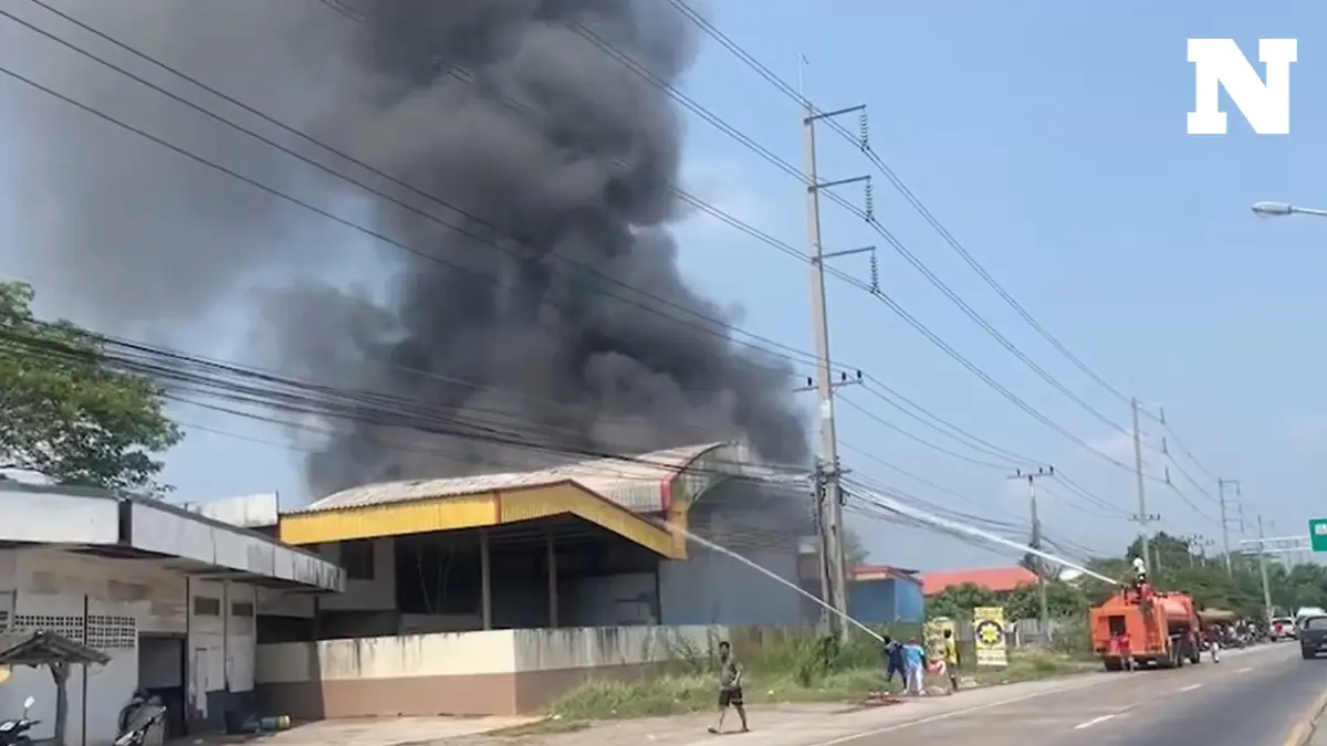 ด่วน! ไฟไหม้โกดังโรงงานพลาสติก พื้นที่อ.ลาดหลุมแก้ว เร่งควบคุมเพลิง