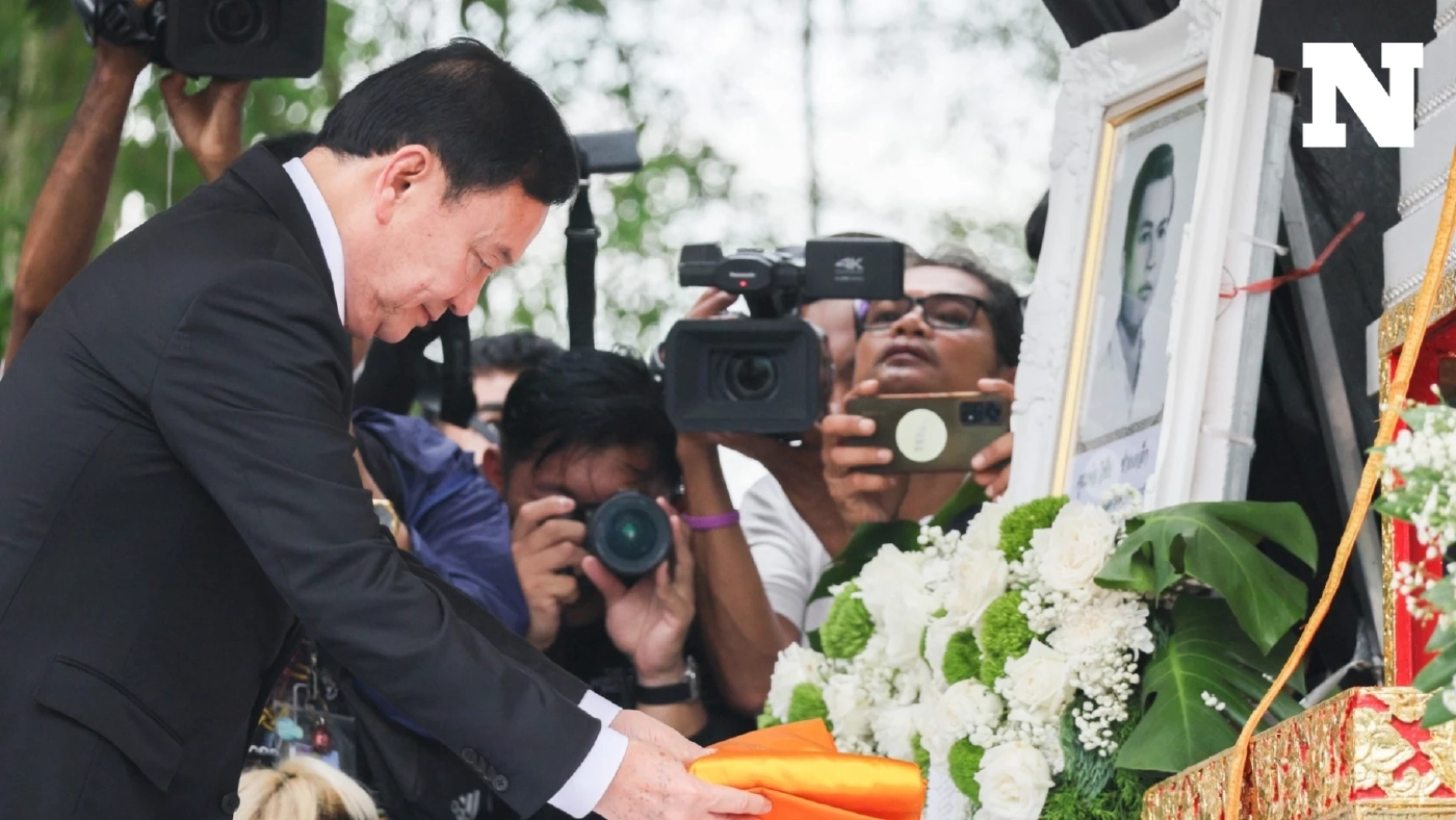 "ทักษิณ" ร่วมส่ง "ลุงป๊อก" ครั้งสุดท้าย ท่ามกลางมวลชนเสื้อแดงรอรับแน่น