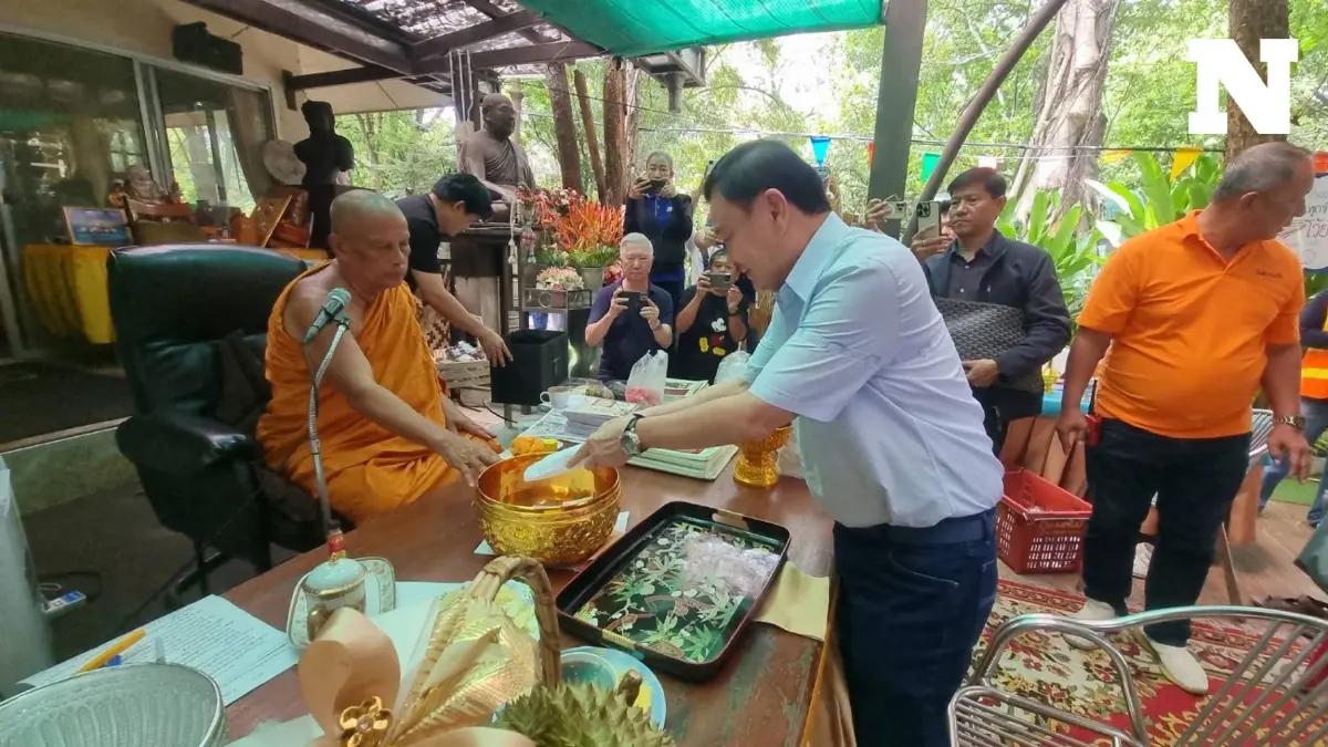 ทักษิณย่องพบพระพยอม ถวายปัจจัยช่วยเหลือเหตุไฟไหม้กุฏิ หารือเรื่องศาสนา
