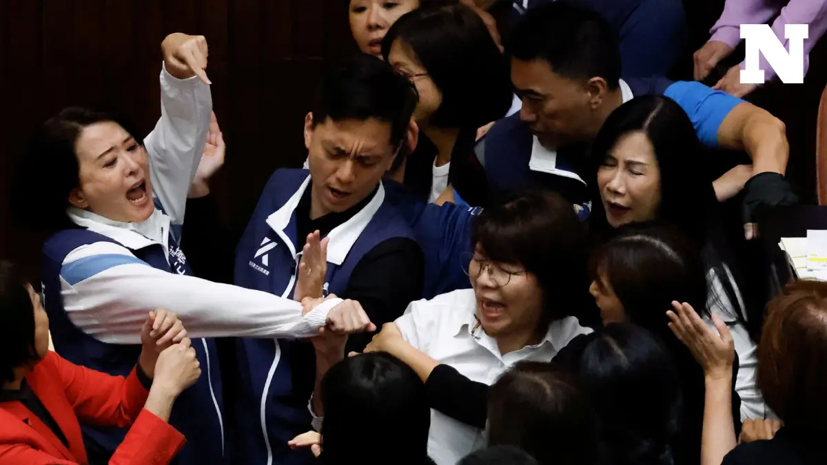 "สส.ไต้หวัน" ตีกันก่อนประธานาธิบดีรับตำแหน่ง "สส.ไต้หวัน" ตีกันก่อนประธานาธิบดีรับตำแหน่ง