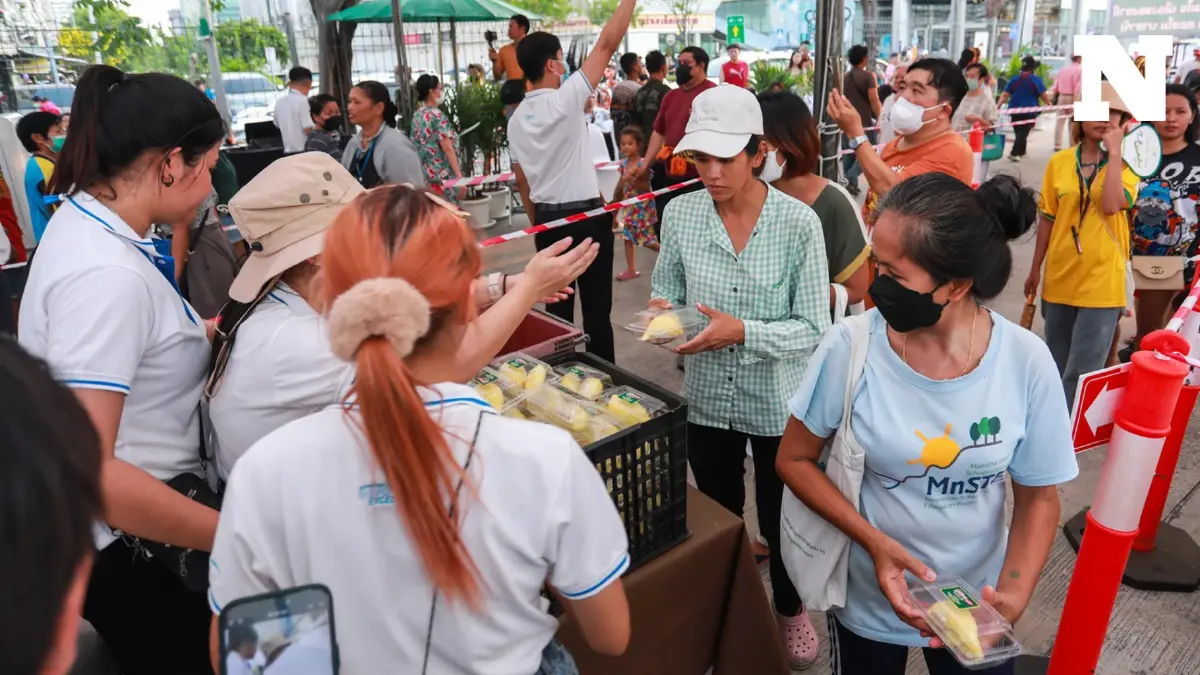 ประชาชนแห่รับทุเรียนฟรี 10 ตัน ฉลองเปิดล้งใหม่ที่นนทบุรี ประชาชนแห่รับทุเรียนฟรี 10 ตัน ฉลองเปิดล้งใหม่ที่นนทบุรี