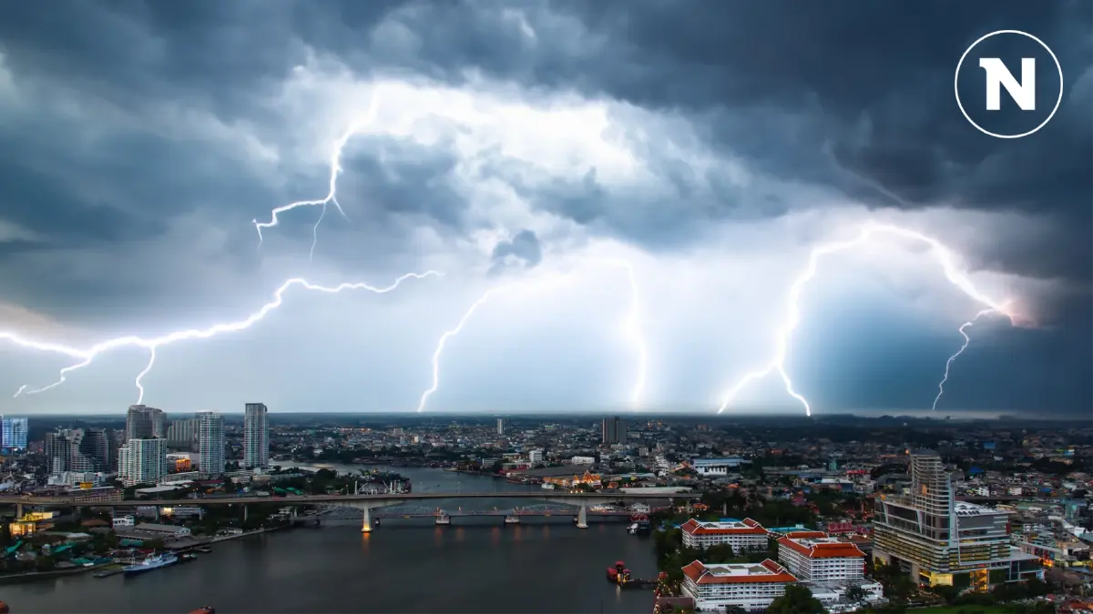 อุตุฯ เตือนมรสุมทำพรุ่งนี้ทั่วไทยฝนตกหนัก โดยเฉพาะ 36 จังหวัด กทม. -ปริมณฑล อุตุฯ เตือนมรสุมทำพรุ่งนี้ทั่วไทยฝนตกหนัก โดยเฉพาะ 36 จังหวัด กทม. -ปริมณฑล
