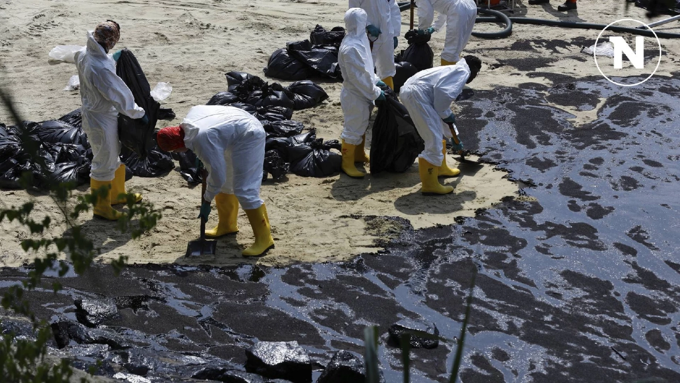 สิงคโปร์เร่งกำจัดคราบน้ำมันตามชายฝั่ง หลังรั่วไหลจากเรือชนกัน