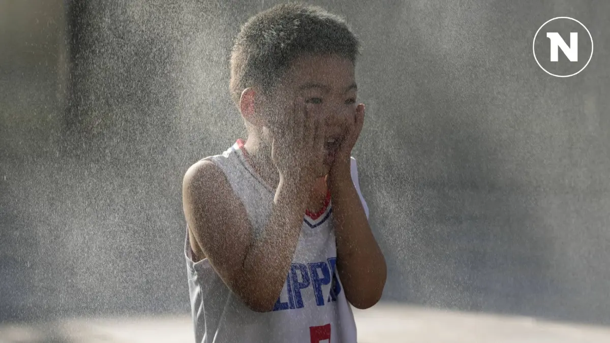 จีนผจญฝนถล่มในภาคใต้ ร้อนจัดในภาคเหนือ จีนผจญฝนถล่มในภาคใต้ ร้อนจัดในภาคเหนือ