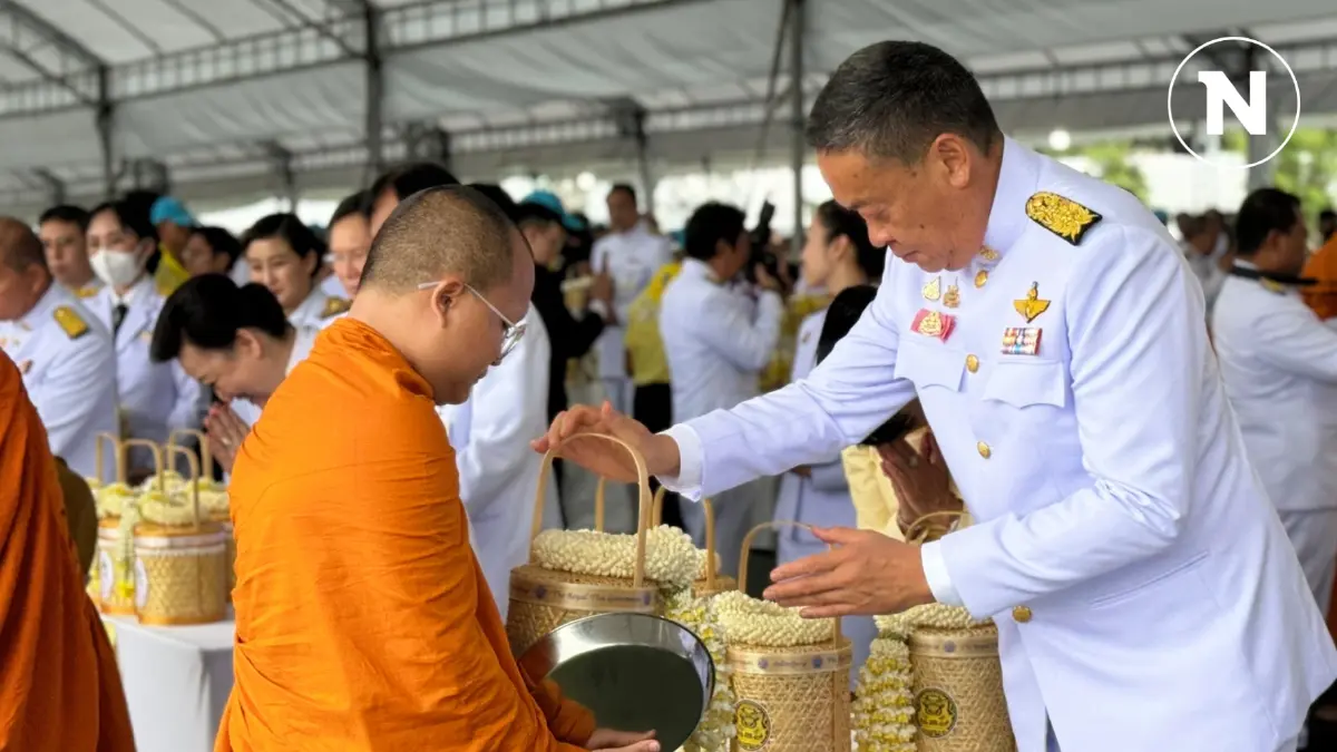นายกฯ นำ ครม. เจริญพระพุทธมนต์ ทำบุญตักบาตรถวายพระราชกุศล นายกฯ นำ ครม. เจริญพระพุทธมนต์ ทำบุญตักบาตรถวายพระราชกุศล