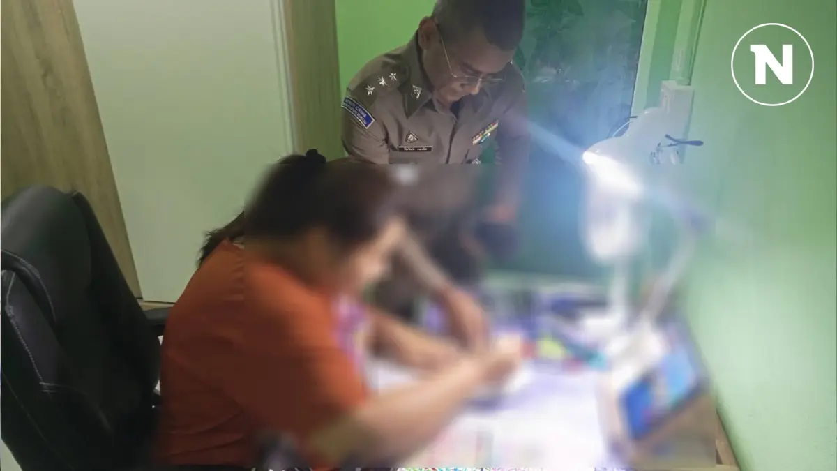 รวบสาวตรังคาบ้าน ขณะไลฟ์สด "เล่นพนัน" พบเงินหมุนเวียนกว่า 1 ล้านบาท รวบสาวตรังคาบ้าน ขณะไลฟ์สด "เล่นพนัน" พบเงินหมุนเวียนกว่า 1 ล้านบาท