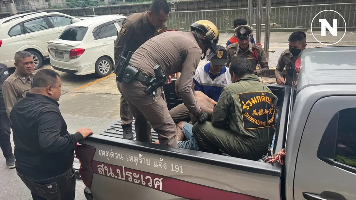 ชายคลั่งไล่ฟันกู้ภัยและชาวบ้าน หลังแม่ขอให้พาไปรักษาที่ รพ. ชายคลั่งไล่ฟันกู้ภัยและชาวบ้าน หลังแม่ขอให้พาไปรักษาที่ รพ.