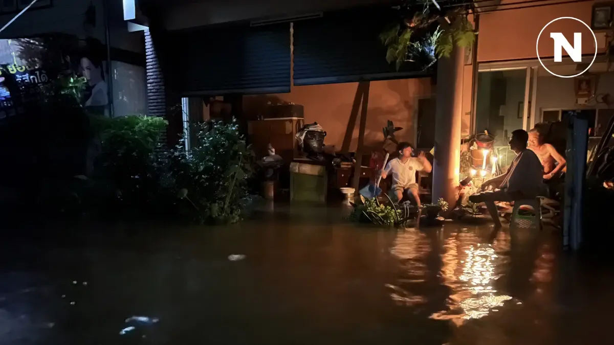 สถานการณ์ "น้ำท่วมเมืองตราด" ยังน่าห่วง ประชาชนใช้ชีวิตใต้แสงเทียน