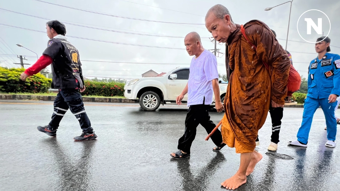 "หลวงตาบุญชื่น" เดินธุดงค์ พื้นที่ตราด ฝ่าแดด-ฝน มุ่งสู่จันทบุรี ปชช.รอกราบไหว้ตลอดทาง