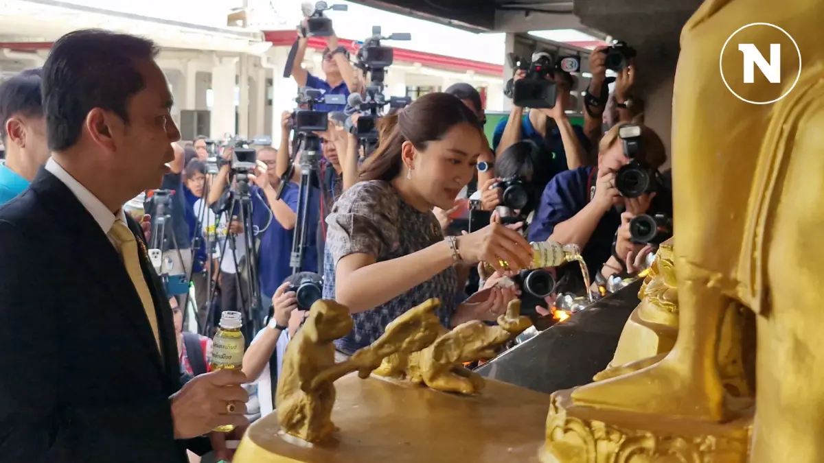 "นายกฯ" สวมชุดผ้าไทยสีฟ้า สักการะศาลหลักเมือง วันคล้ายวันเกิด ครบรอบ 38 ปี