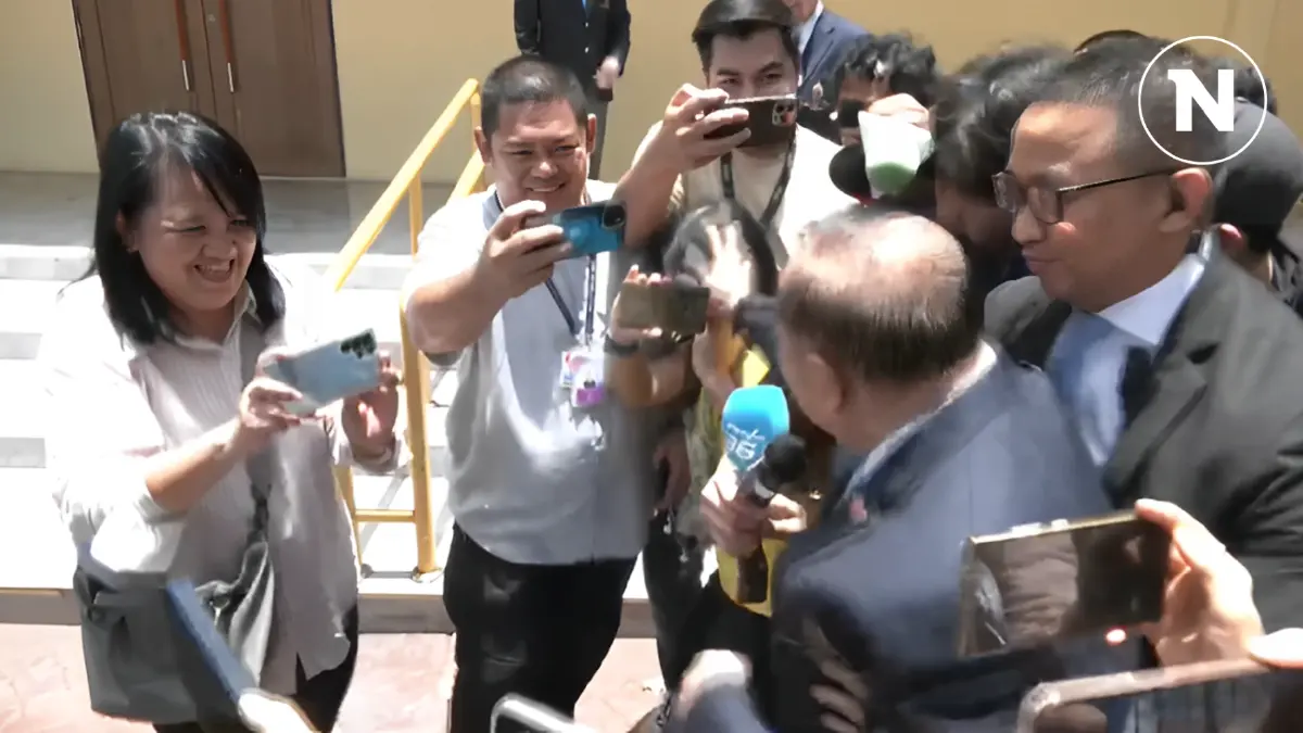 “บิ๊กป้อม” สายตรง “นักข่าวสาว” เคลียร์ดราม่าหยุมหัว แค่แหย่เล่น “บิ๊กป้อม” สายตรง “นักข่าวสาว” เคลียร์ดราม่าหยุมหัว แค่แหย่เล่น
