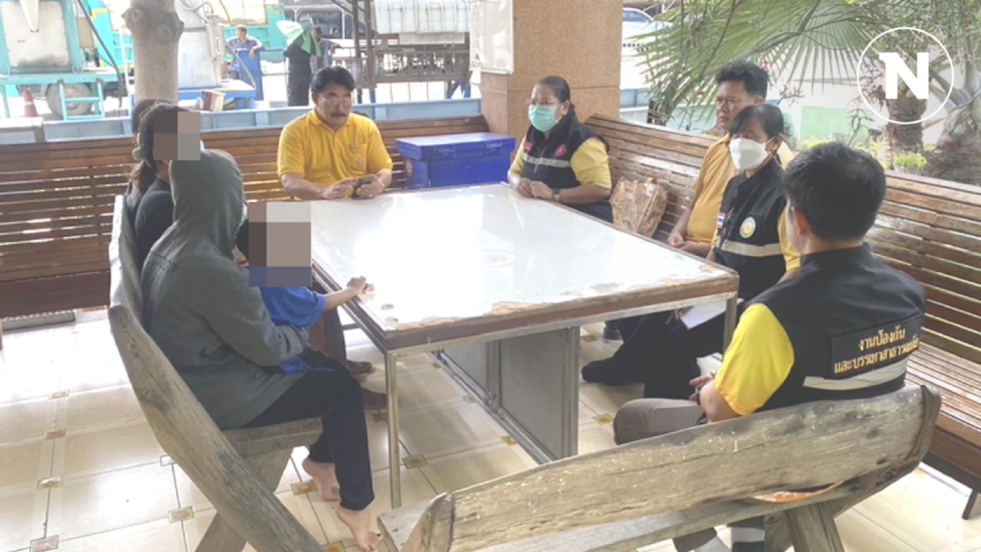 อีกแล้ว! แม่วัยใสอุ้มทารกดูดพอตโชว์โซเชียล มีลูกเพื่อนวัย 2 ขวบ ร่วมดูดด้วย