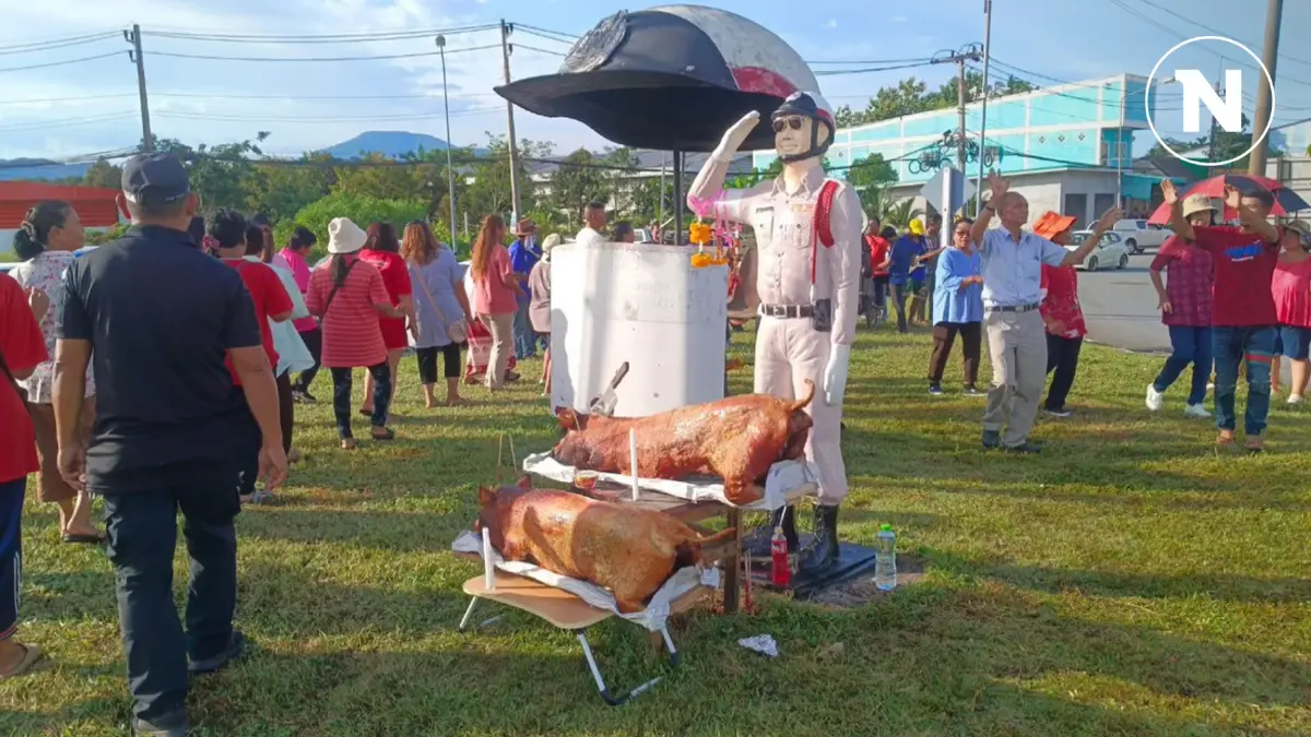 ฮือฮา สาวจบใหม่ สอบติดข้าราชการ หอบหมูย่าง 2 ตัว รำแก้บน "จ่าเฉย"