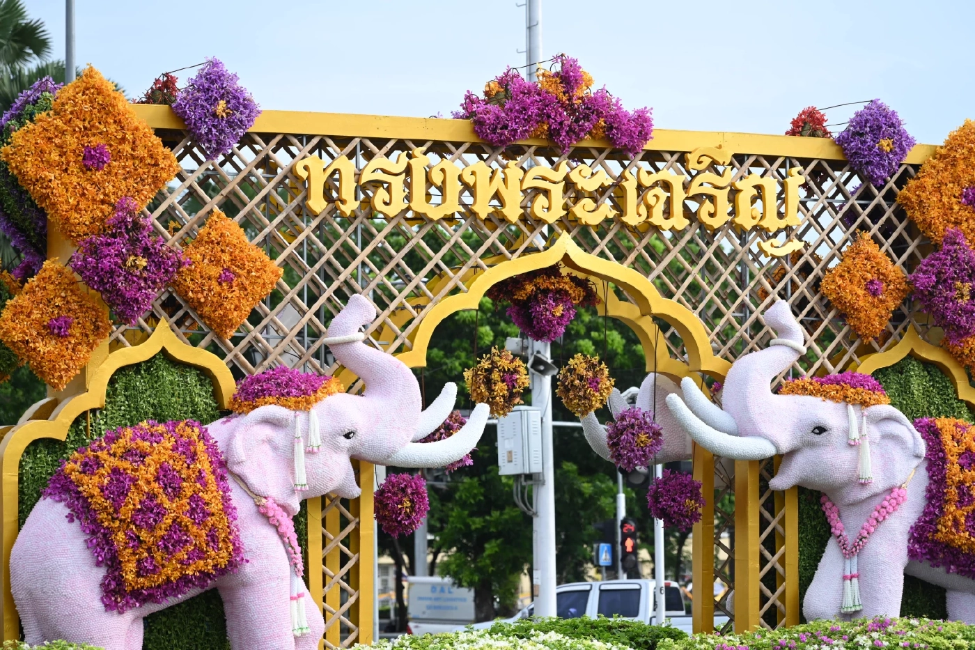 รัฐบาล เชิญชวนประชาชนชมความสวยงามซุ้มไฟ-ประดับดอกไม้ตลอดถนนราชดำเนิน