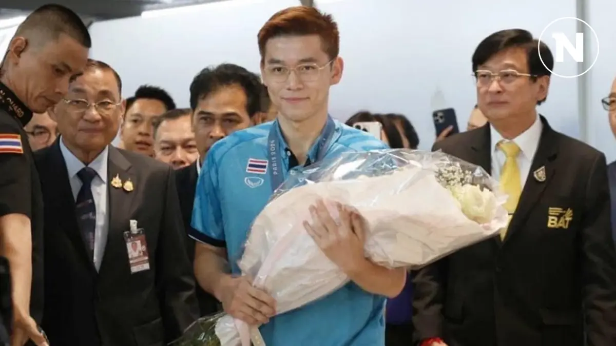 ถึงไทยแล้ว! "วิว กุลวุฒิ" ฮีโร่เหรียญเงินโอลิมปิก บรรยาการต้อนรับอบอุ่น ถึงไทยแล้ว! "วิว กุลวุฒิ" ฮีโร่เหรียญเงินโอลิมปิก บรรยาการต้อนรับอบอุ่น